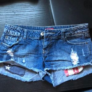 Jean shorts with flag pockets